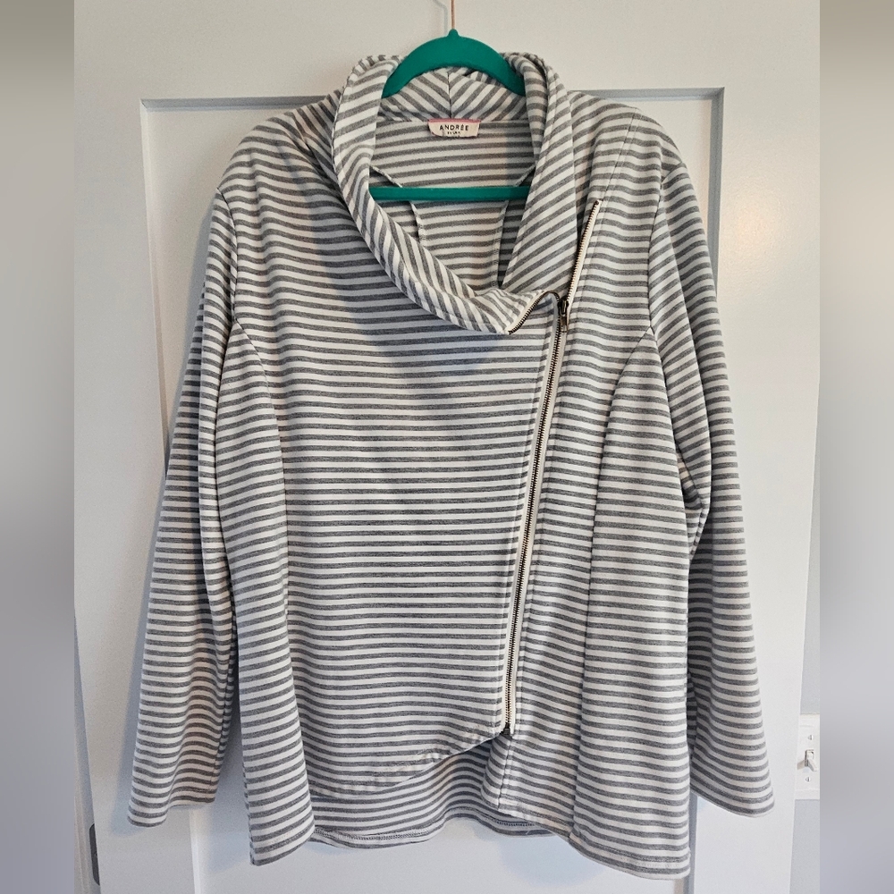 Andree By Unit Woman's Striped Gray Sweatshirt ZipUp. Size 1X